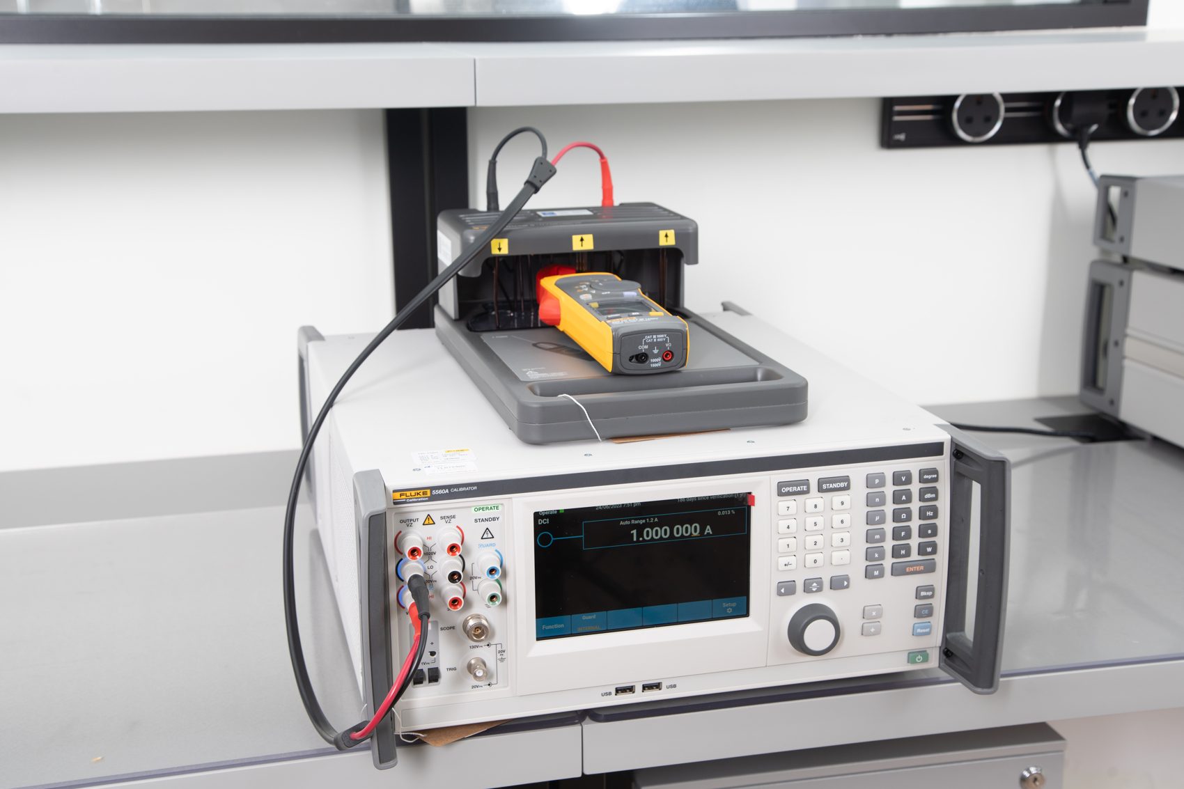 Fluke 5560A reference calibrator on the bench in the Unitest accredited laboratory